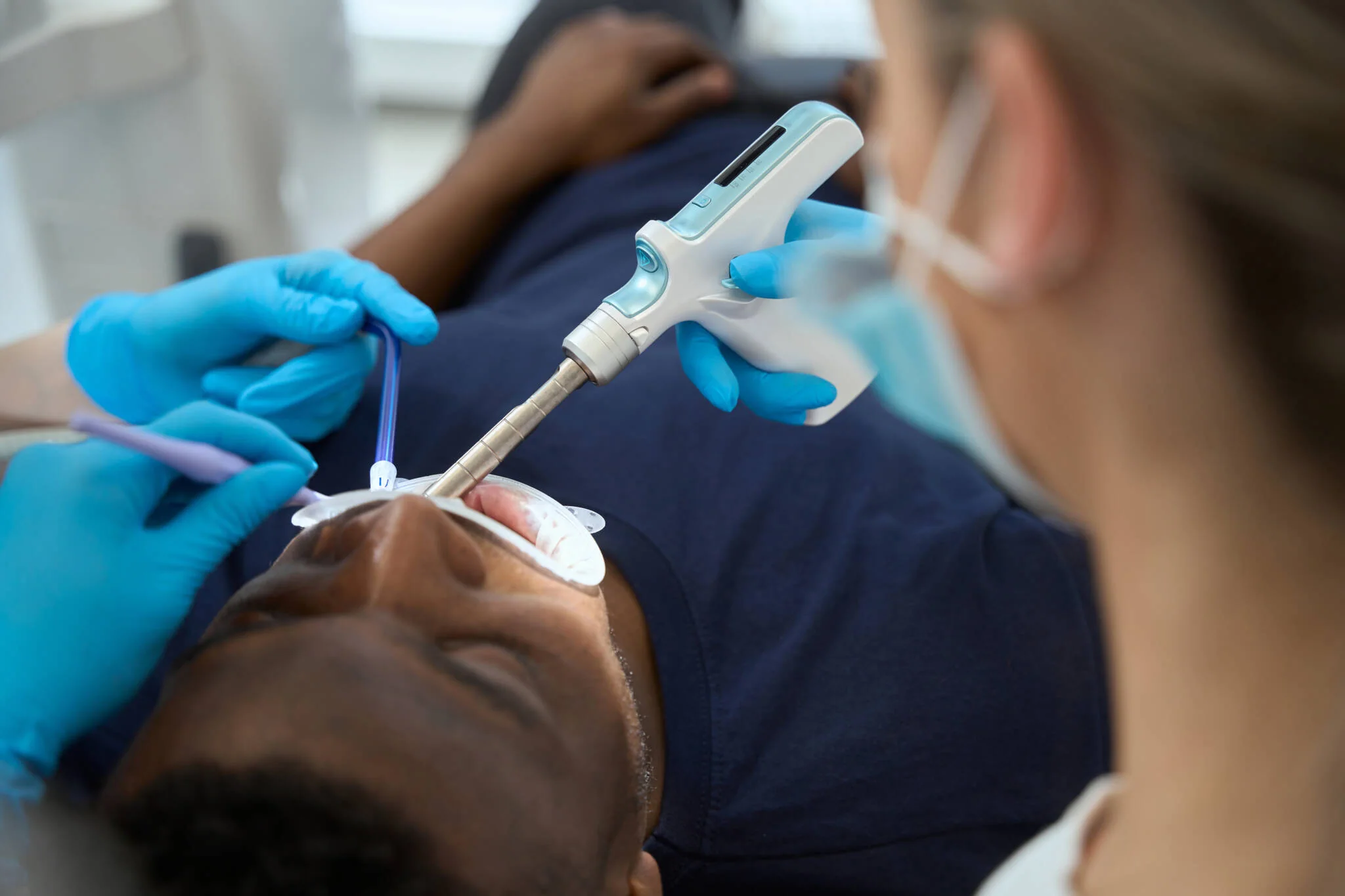 Zahnmedizinischer Behandlungsbereich während eines endodontischen Eingriffs