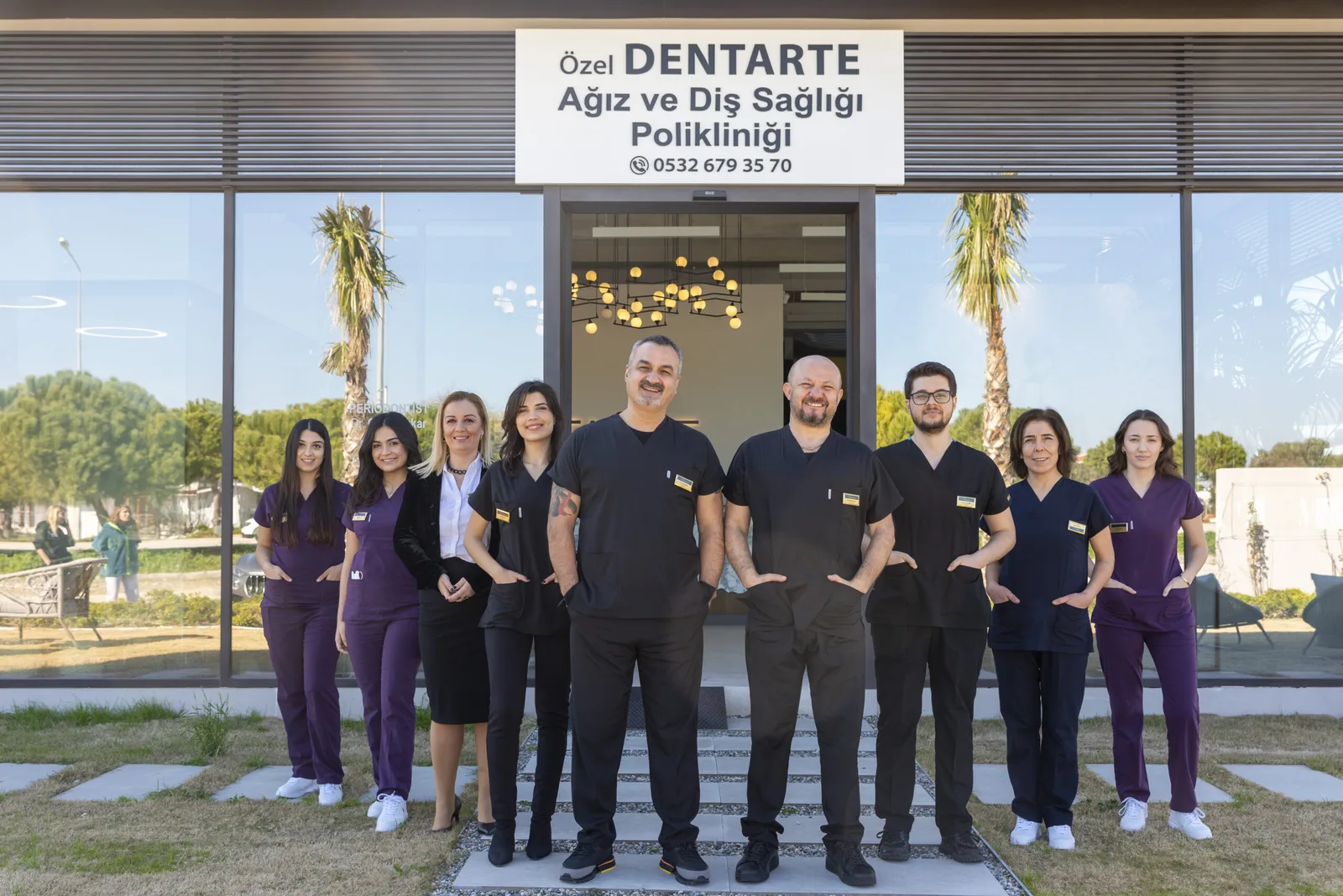 Equipo de DENTARTE Çeşme en la entrada de la clínica