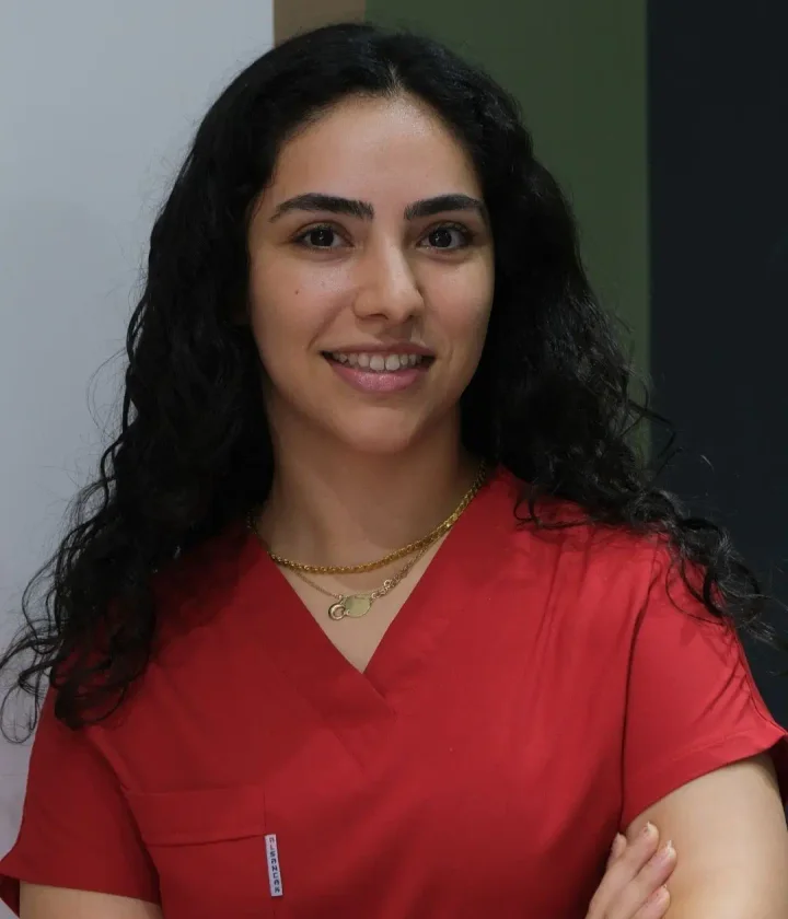 Dt. Nisa Parim, equipo médico