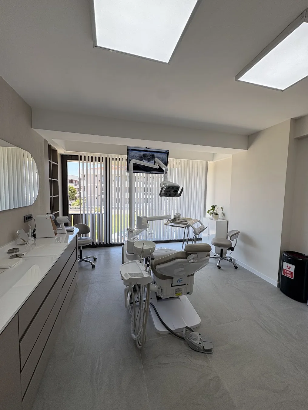 Daylit dental treatment room at Batu Dental Türkiye