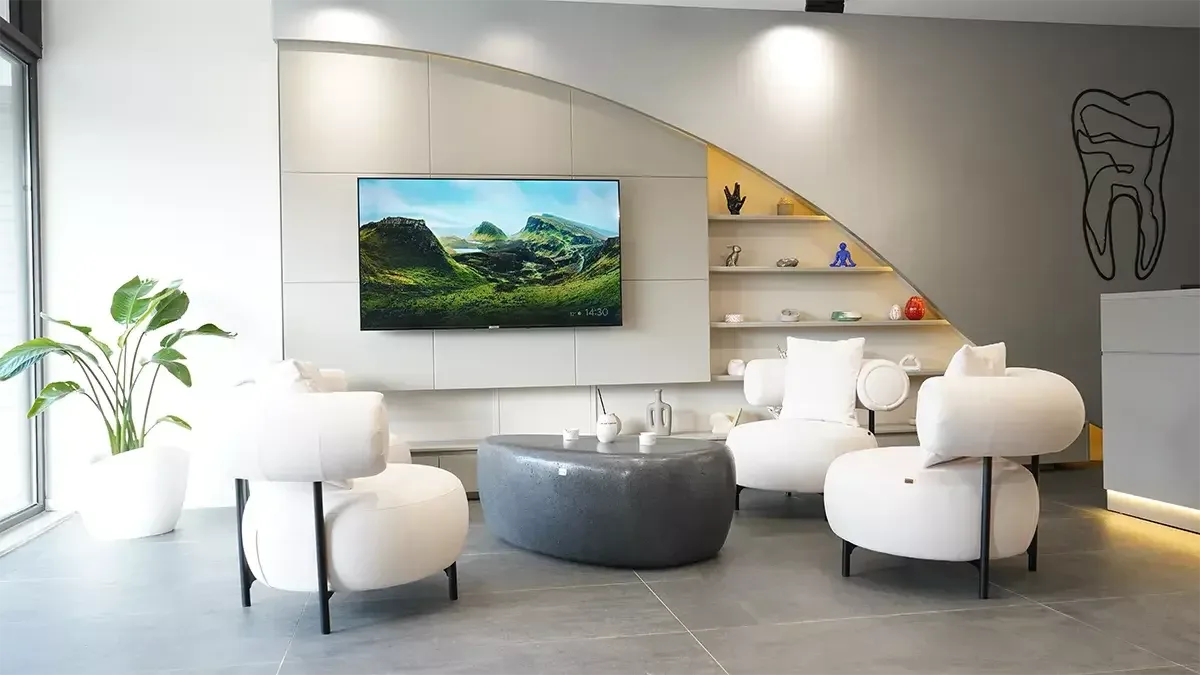 Modern waiting and reception area at Batu Dental Türkiye