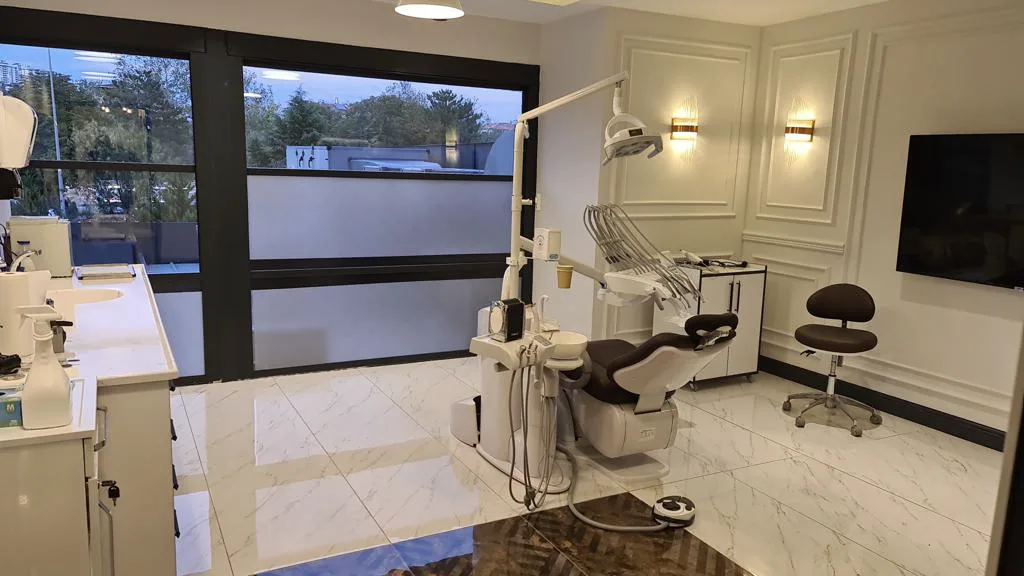 Dental treatment room at Dt. Kadir Şahin Dental Practice