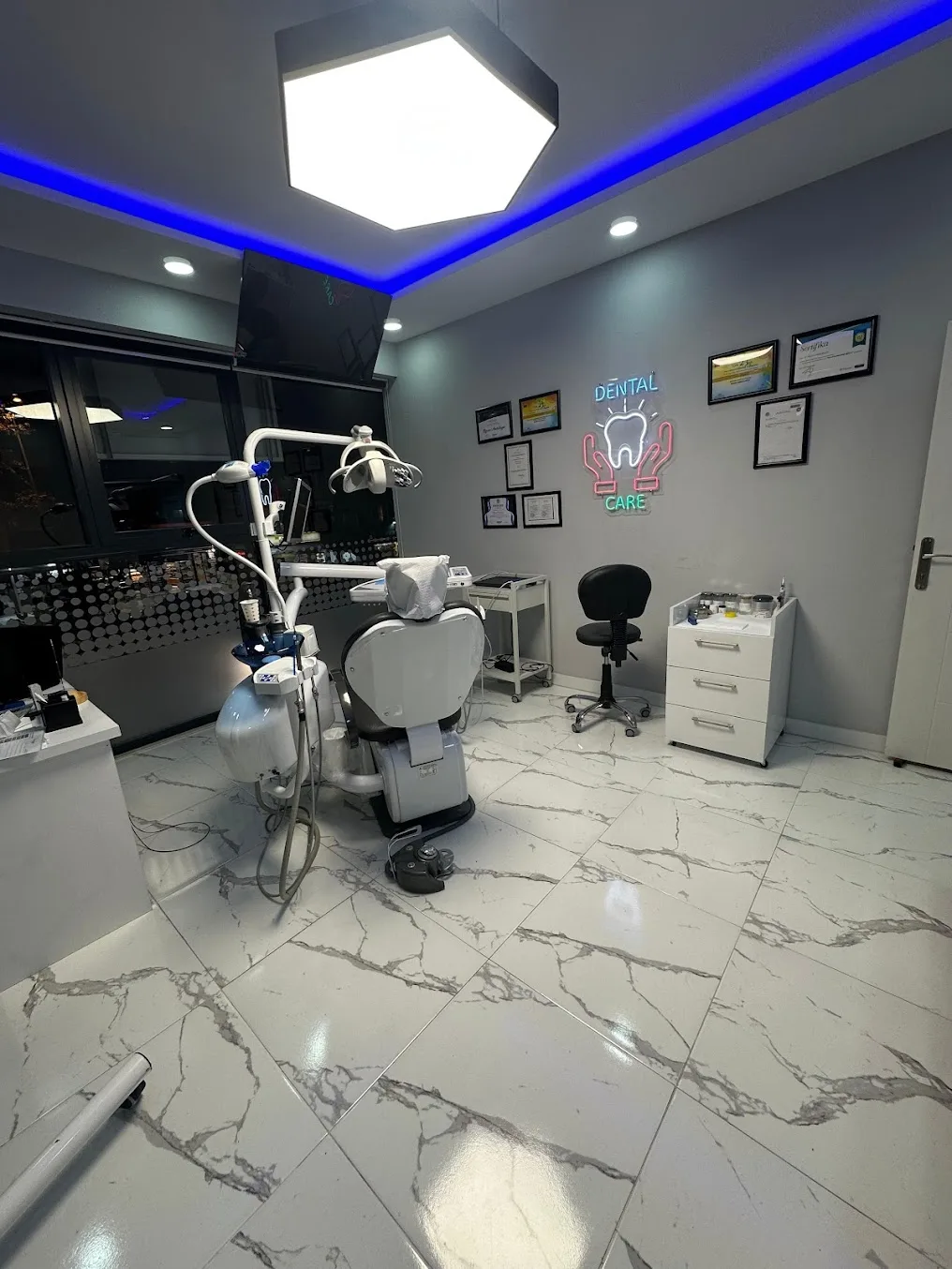Treatment room with dental chair and equipment at the practice