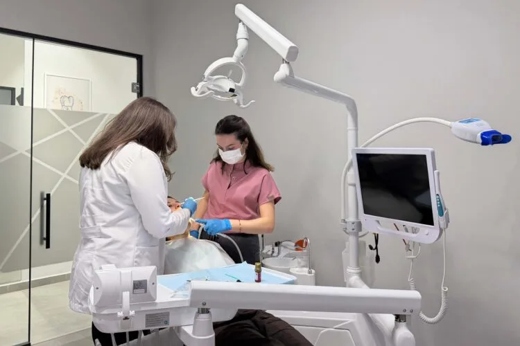 Dt. Pınar Heybeli and the clinical team during treatment