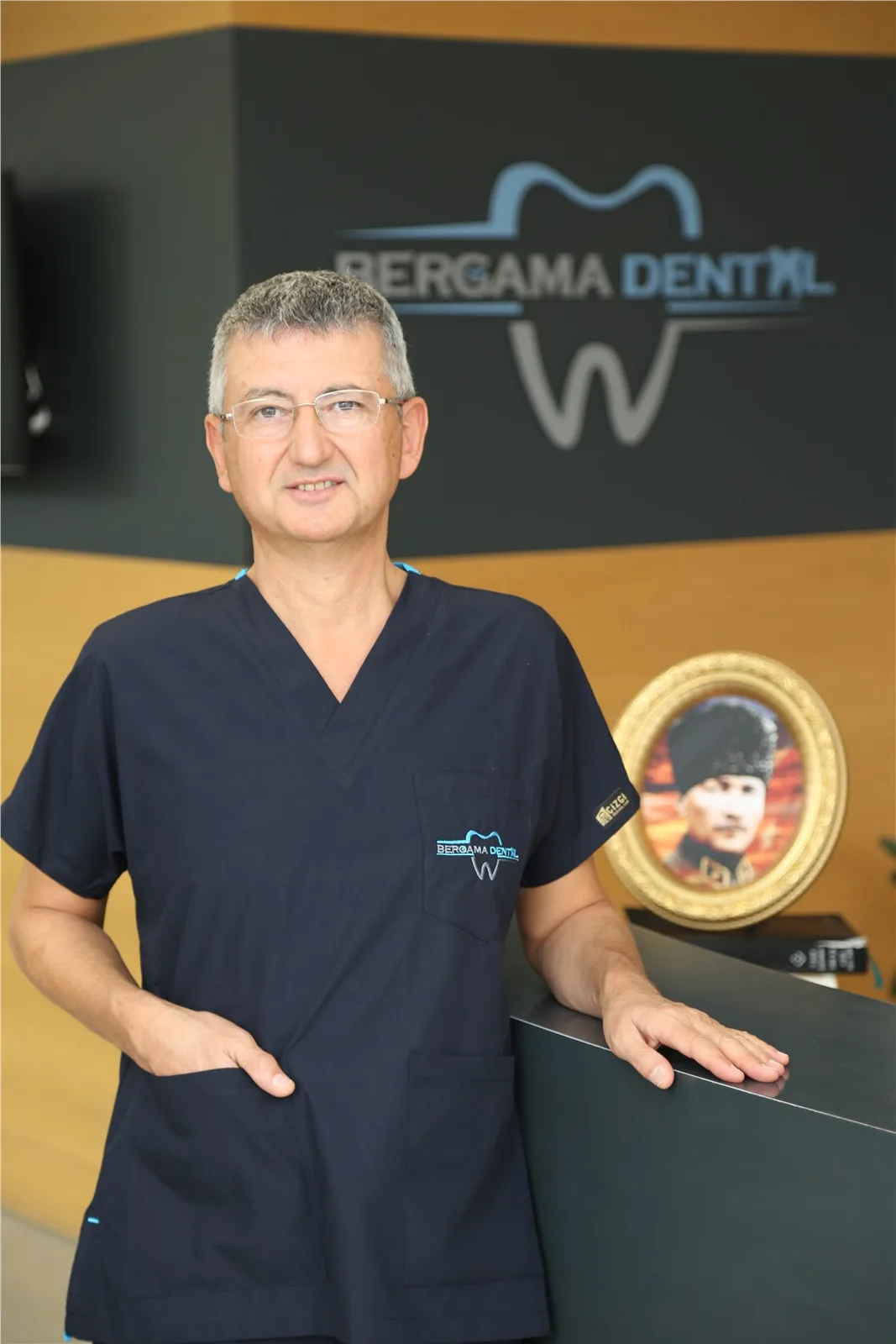Dt. Ahmet Nadir Akyol, ärztliches Team
