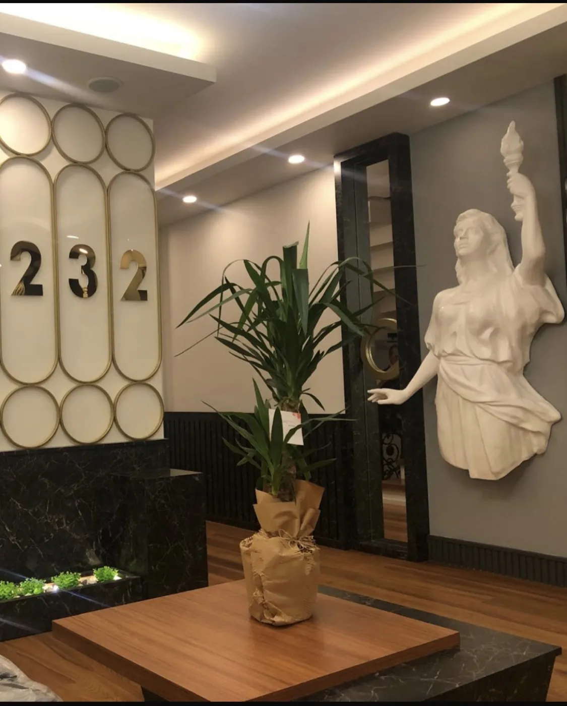 Second view of the waiting area at Dent 232 Forum branch