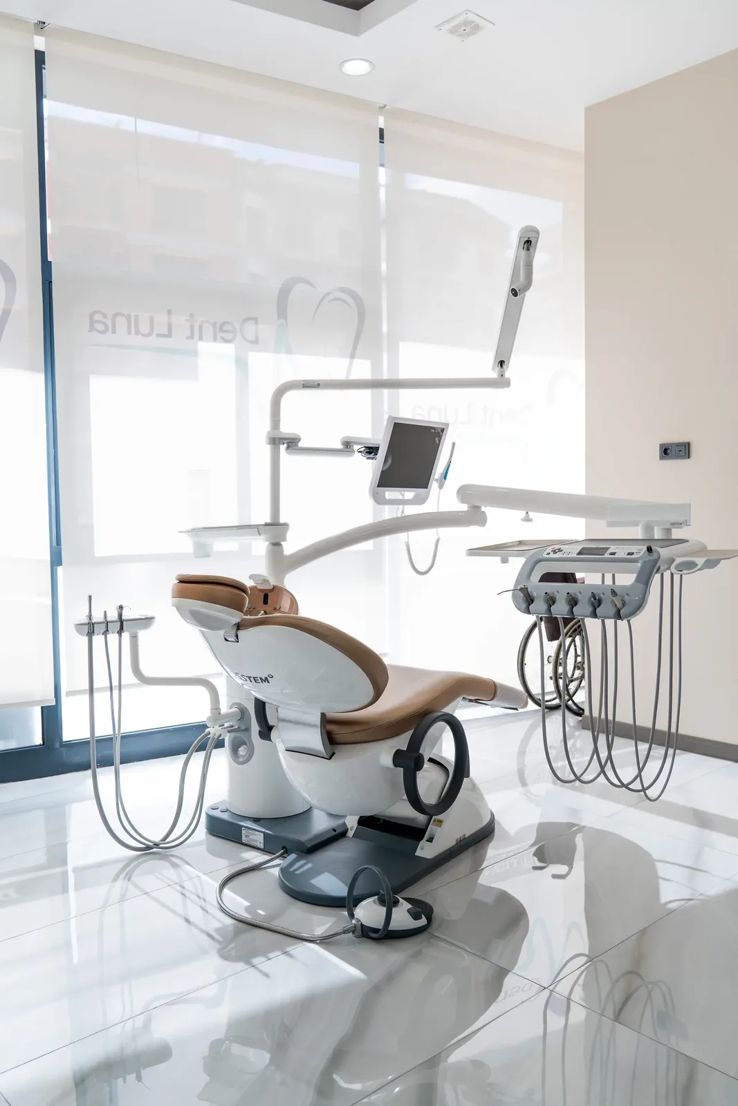 Dent Luna treatment room with a dental chair
