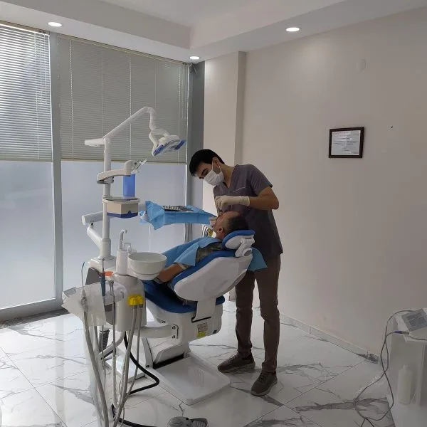 Prosthodontist Hüseyin Anıl Banazlı during treatment at the clinic