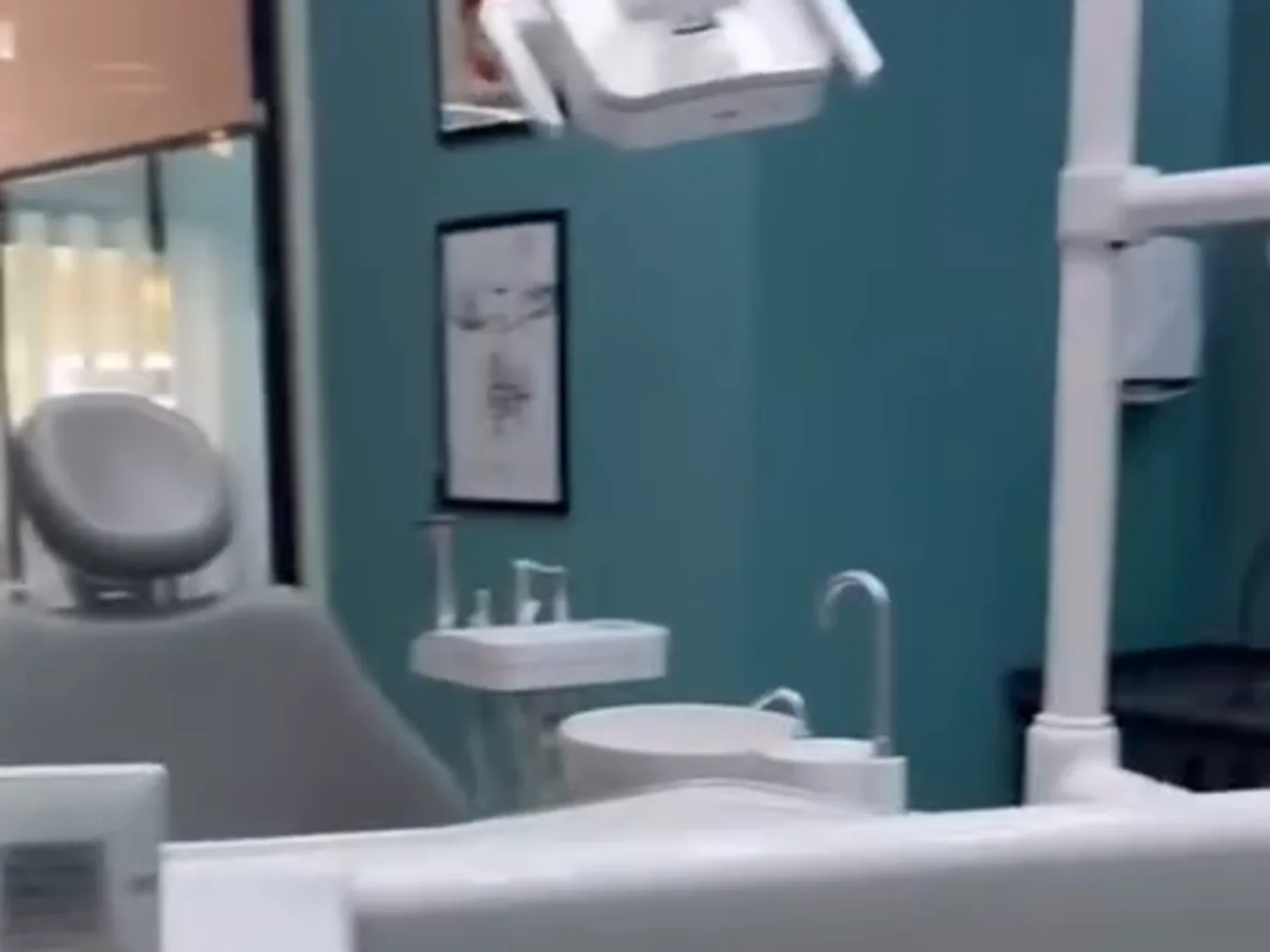 Dent Simurg teal treatment room