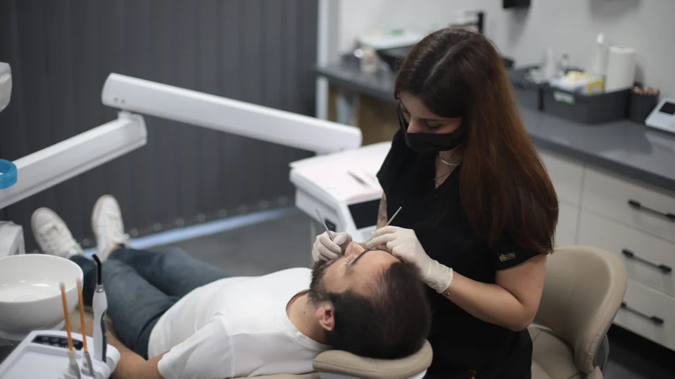 Dentist and clinical team during treatment at the Hesire Dalyan branch
