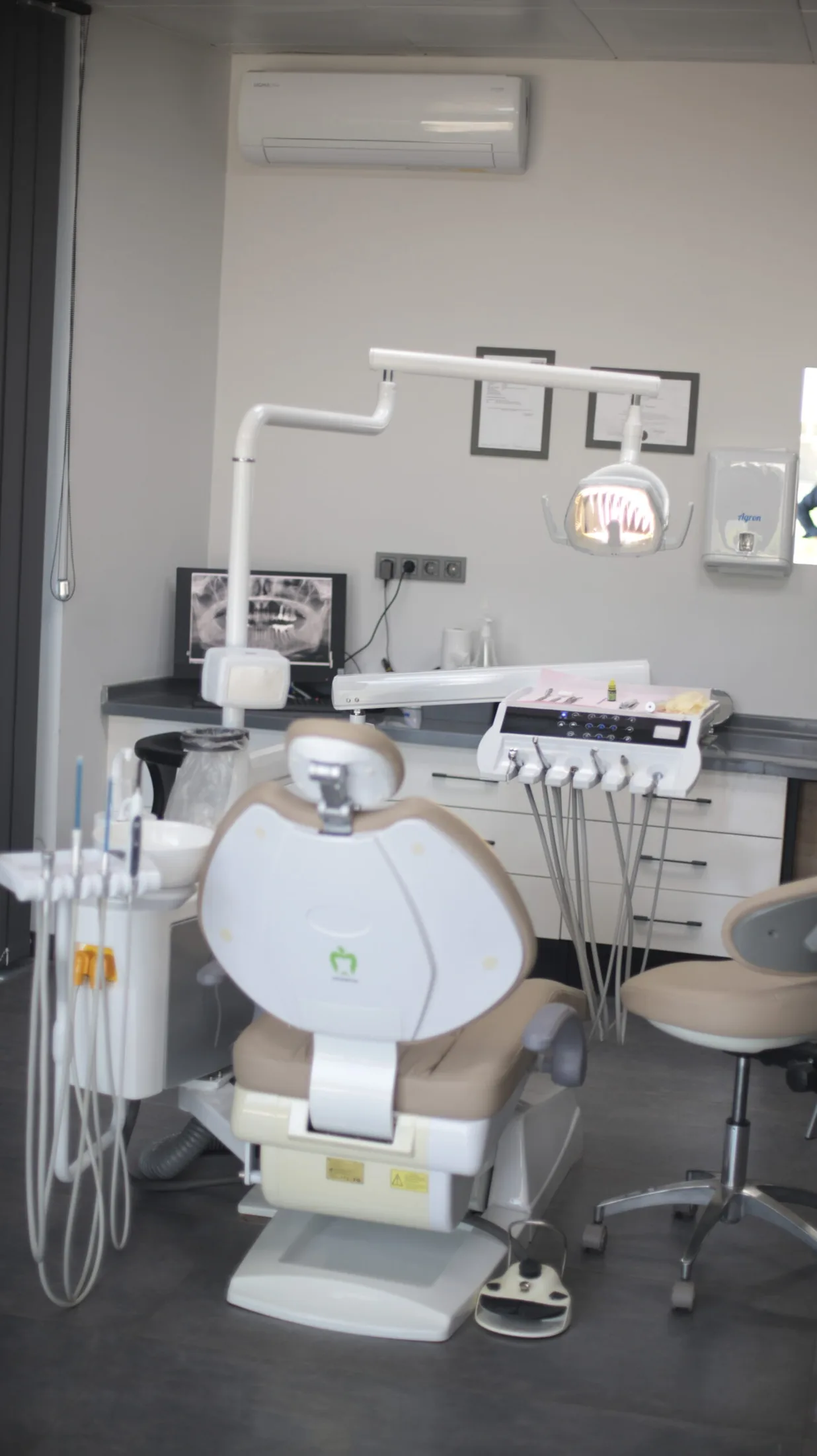 Treatment room with dental chair at the Hesire Dalyan branch