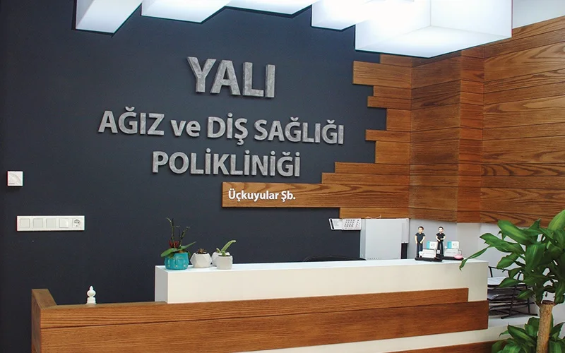 Yalı Diş reception displaying the Üçkuyular branch name