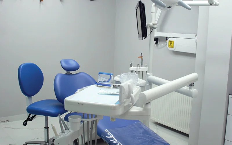 Treatment room with dental chair at Yalı Diş Üçkuyular branch