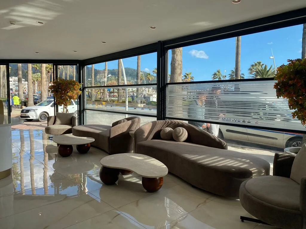 Seating area in the Zirve Dental Marmaris waiting room