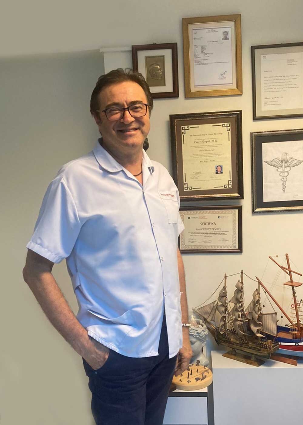 Allgemeinchirurg Op. Dr. Cüneyt Tuğrul in seiner Praxis in Izmir