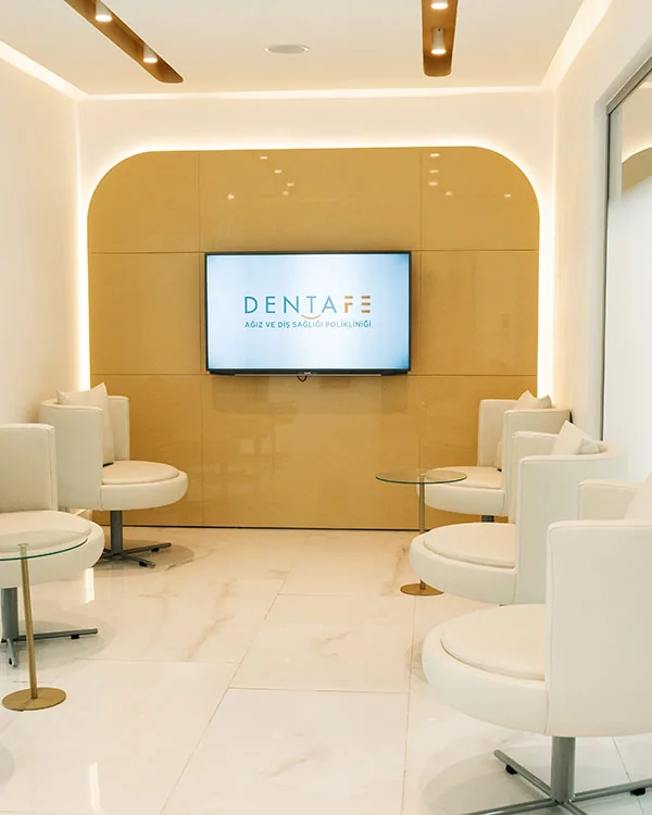 Recepción y zona de espera con la marca DENTAFE