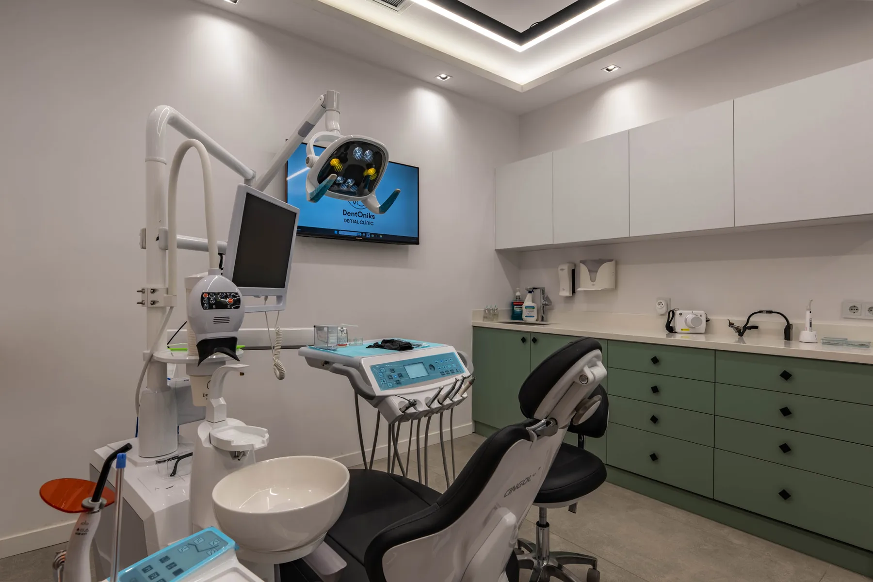 Dental treatment room at DentOniks