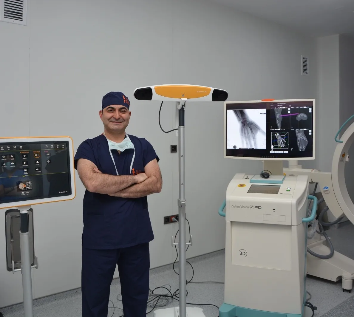 Assoc. Prof. İsmail Safa Satoğlu in a clinical setting with orthopaedic imaging equipment