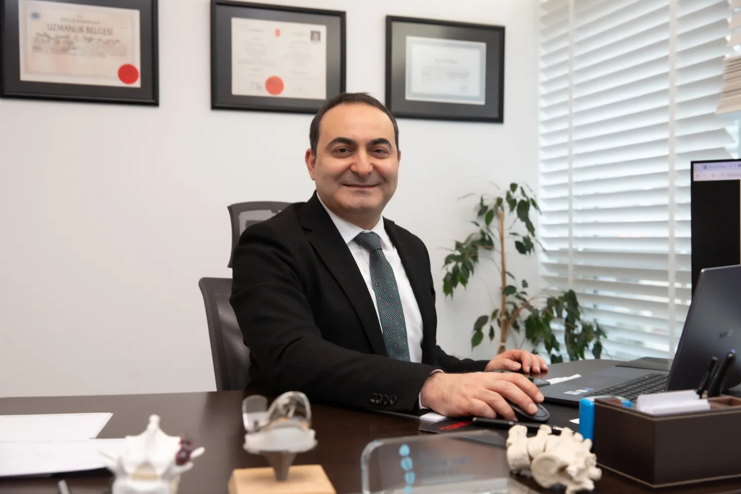 Practice office of Assoc. Prof. İsmail Safa Satoğlu with certificates and orthopaedic models