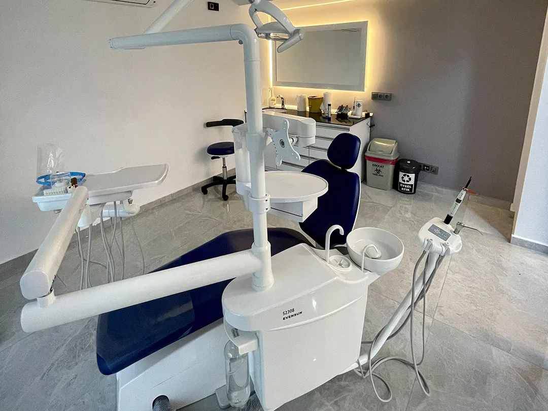 Egedentin treatment room with a blue dental chair