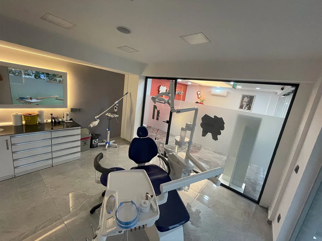 Egedentin treatment room with glass partitions and a dental unit