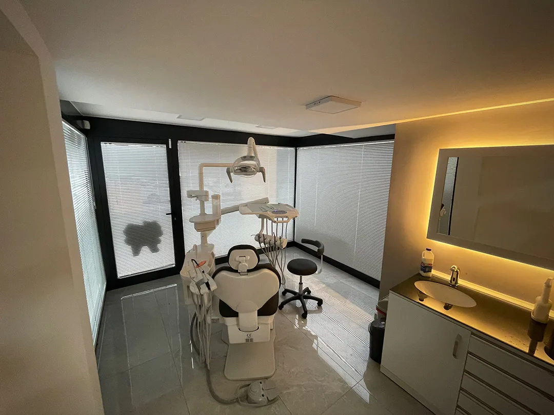 Egedentin treatment room with windowed walls
