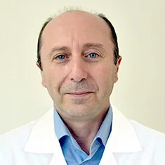 Op. Dr. İlker Şenses, equipo médico