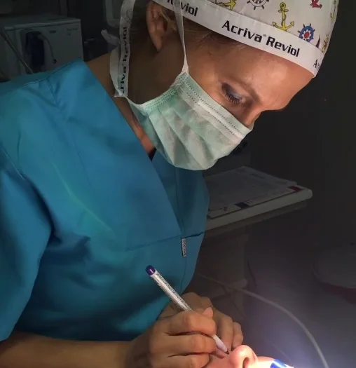 Op. Dr. Şeyda Atabay during a surgical procedure
